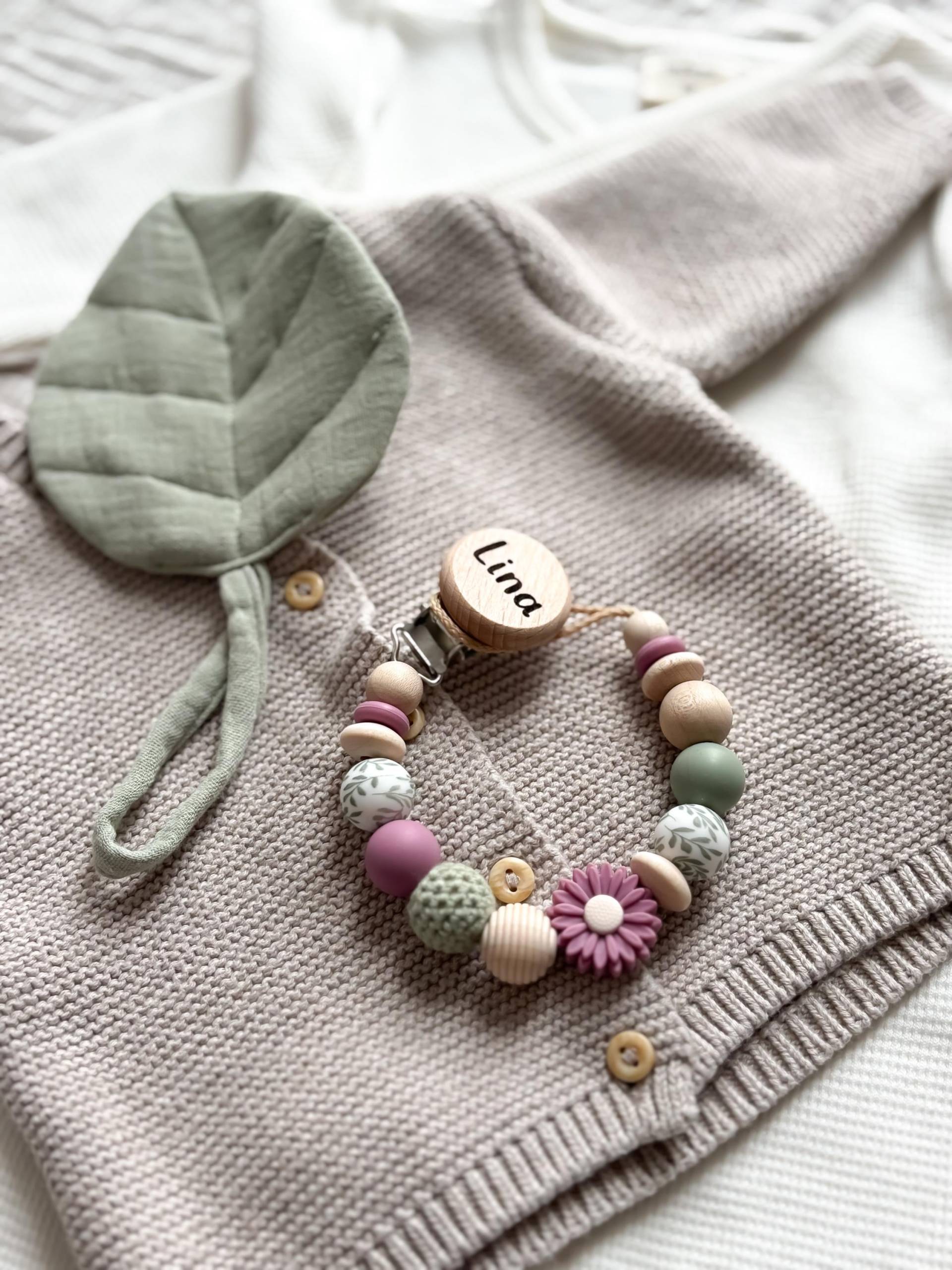 Schnullerkette Mit Namen - Personalisierte Blume Dunkel Rosa Grüne Blätter Geschenke Zur Geburt Oder Taufe Schnullerkette Mit Namen - Personalisierte Blume Dunkel Rosa Grüne Blätter Geschenke Zur Geburt Oder Taufe von Etsy - LeukkStudio