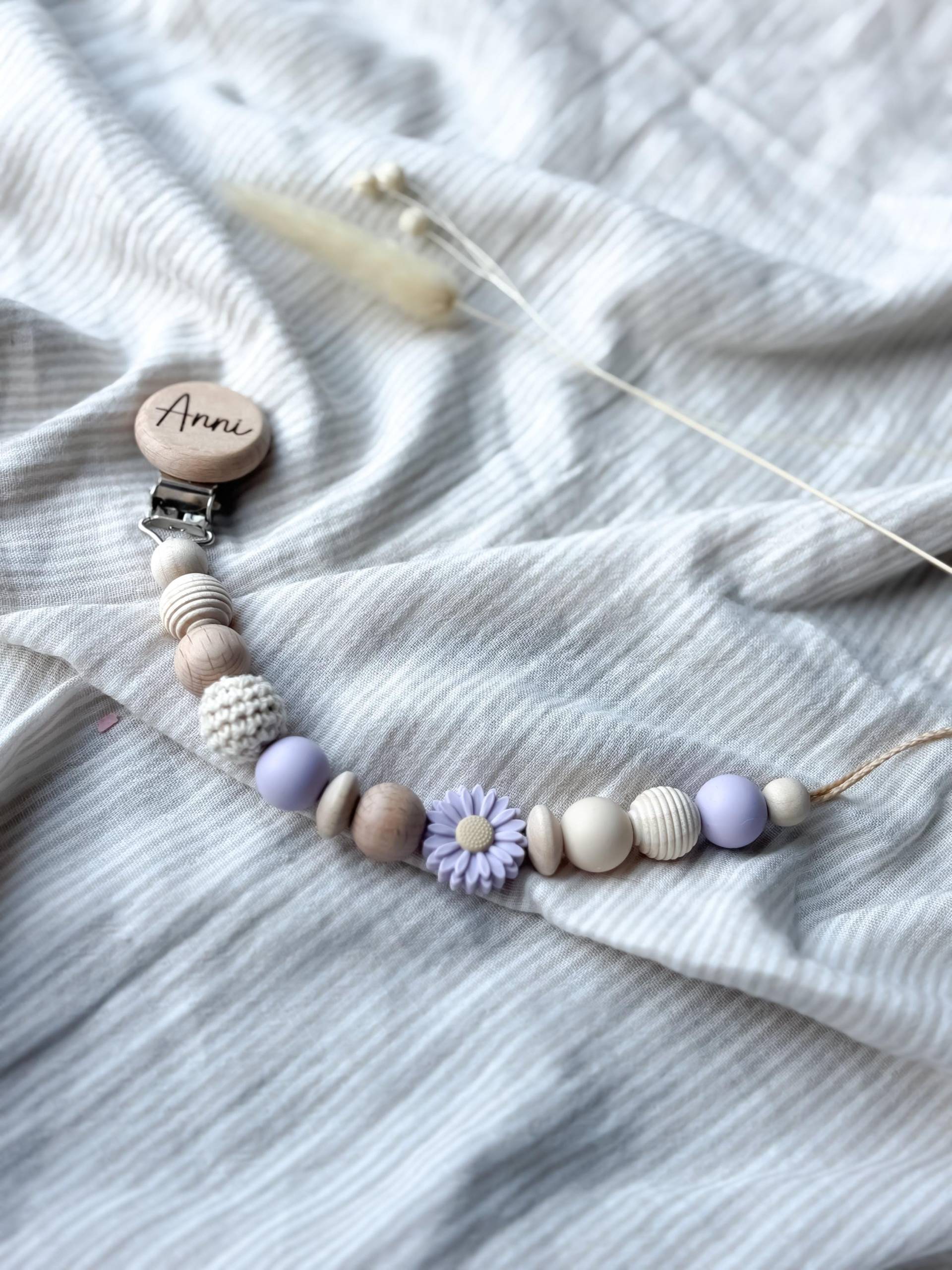 Schnullerkette Mit Namen - Personalisierte Blume Lila/Flieder Geschenke Zur Geburt Oder Taufe Schnullerkette Mit Namen - Personalisierte Blume Lila/Flieder Geschenke Zur Geburt Oder Taufe von Etsy - LeukkStudio
