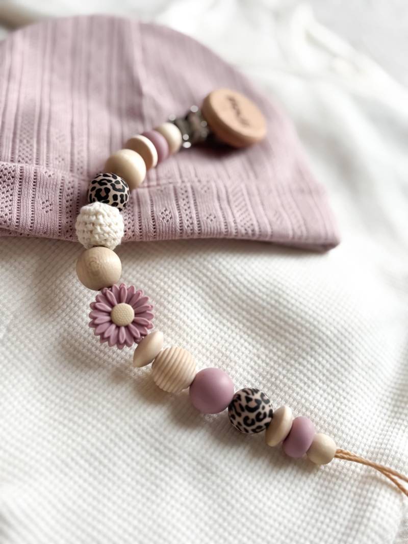 Schnullerkette Mit Namen - Personalisierte Blume Lila Leoparden Muster Geschenke Zur Geburt Oder Taufe Schnullerkette Mit Namen - Personalisierte Blume Lila Leoparden Muster Geschenke Zur Geburt Oder Taufe von Etsy - LeukkStudio