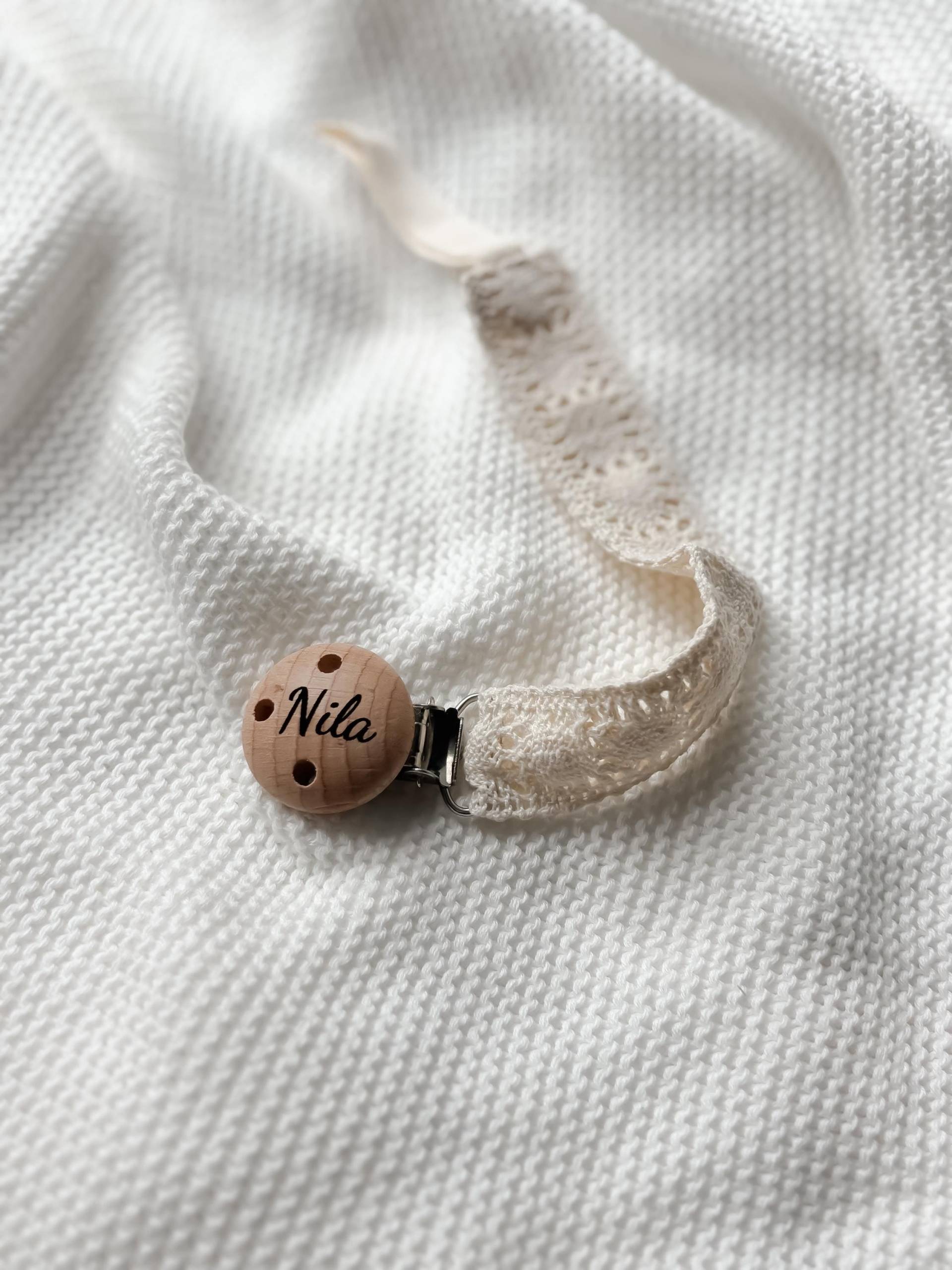 Schnullerkette Personalisiert Aus Gehäkelten Stoff- Creme Farbe - Geschenke Zur Geburt Oder Taufe von Etsy - LeukkStudio