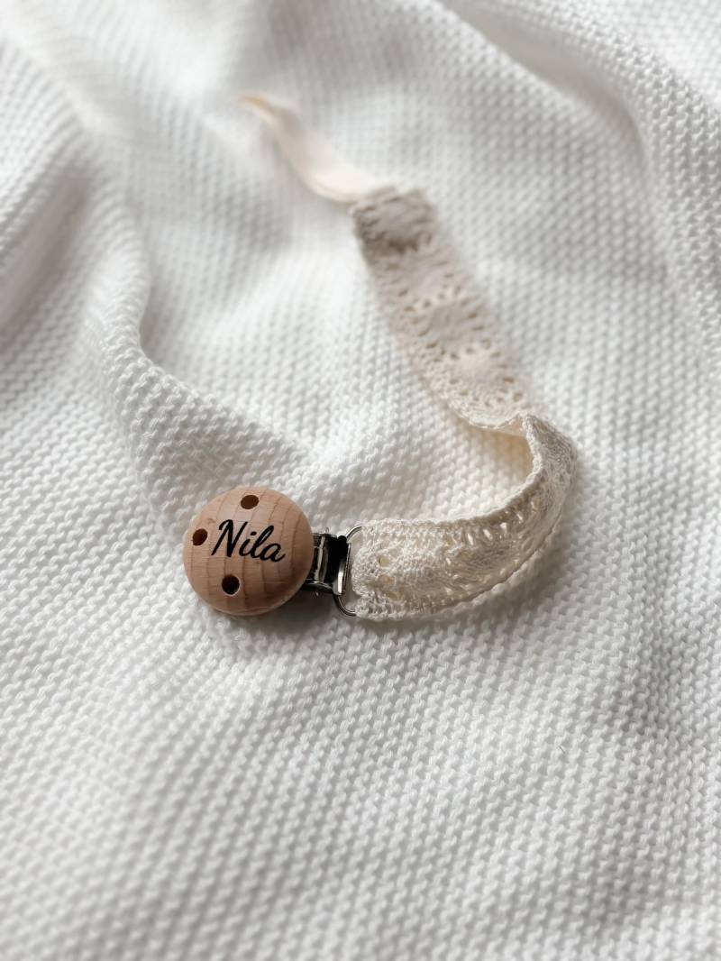 Schnullerkette Personalisiert Aus Gehäkelten Stoff- Creme Farbe - Geschenke Zur Geburt Oder Taufe von Etsy - LeukkStudio