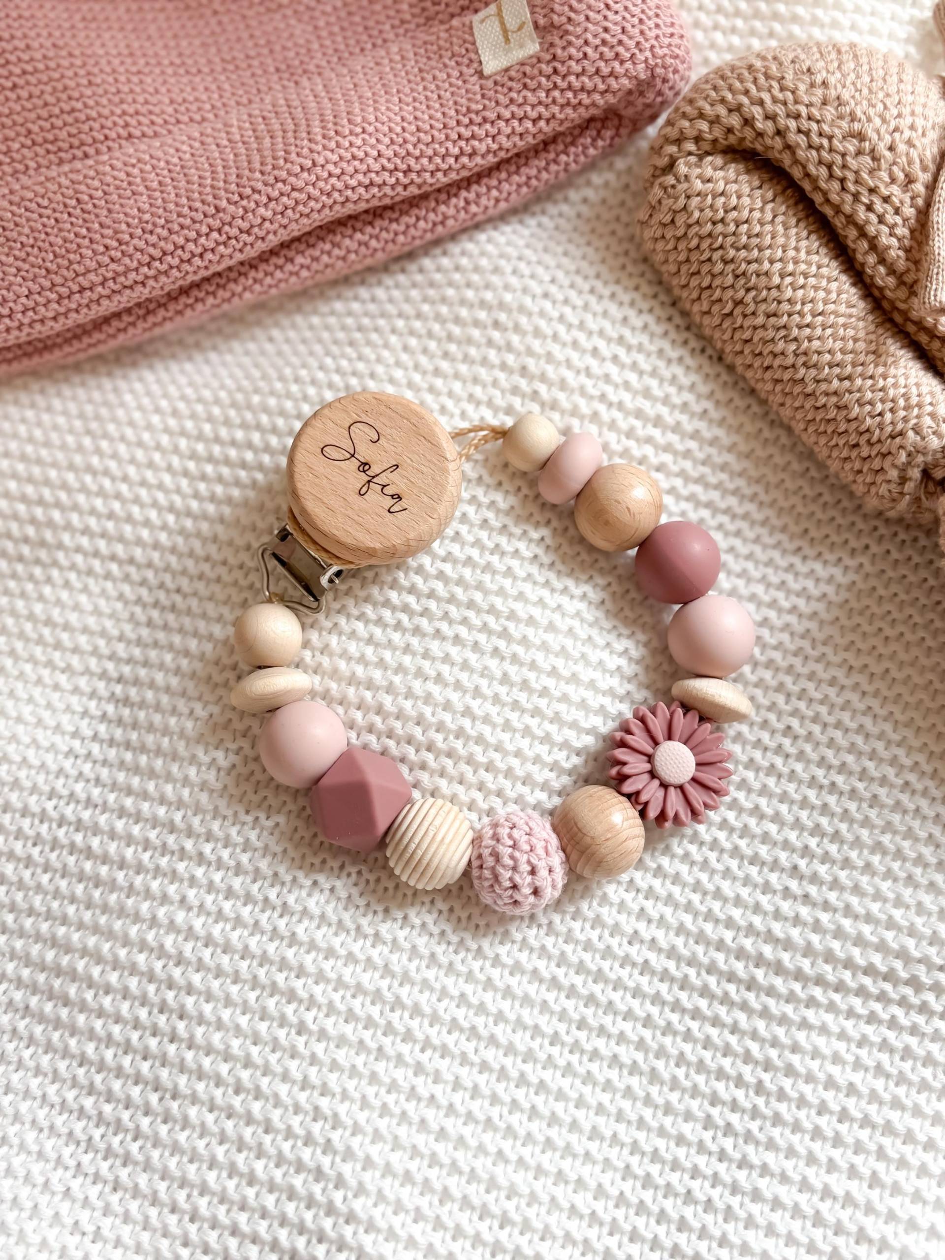 Schnullerkette Personalisiert - Blume Rouge Rosa Geschenk Geburt Taufe Babyparty von Etsy - LeukkStudio