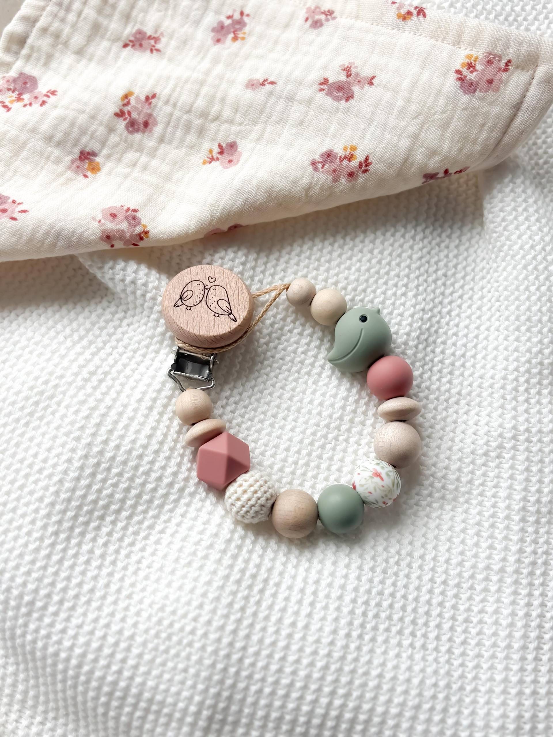 Schnullerkette Personalisiert -Geschenk Zur Ostern, Geburt Oder Taufe - Vogel in Grün Mit Rouge von Etsy - LeukkStudio