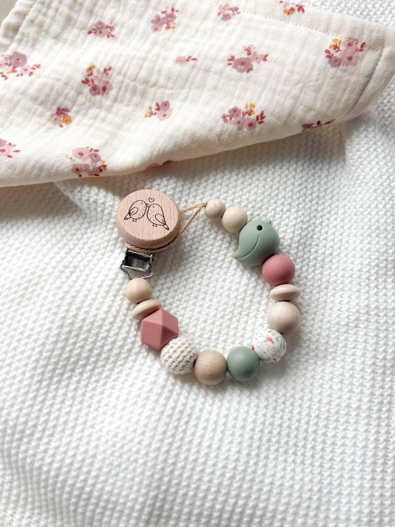 Schnullerkette Personalisiert -Geschenk Zur Ostern, Geburt Oder Taufe - Vogel in Grün Mit Rouge Schnullerkette Personalisiert -Geschenk Zur Ostern, Geburt Oder Taufe - Vogel in Grün Mit Rouge von Etsy - LeukkStudio