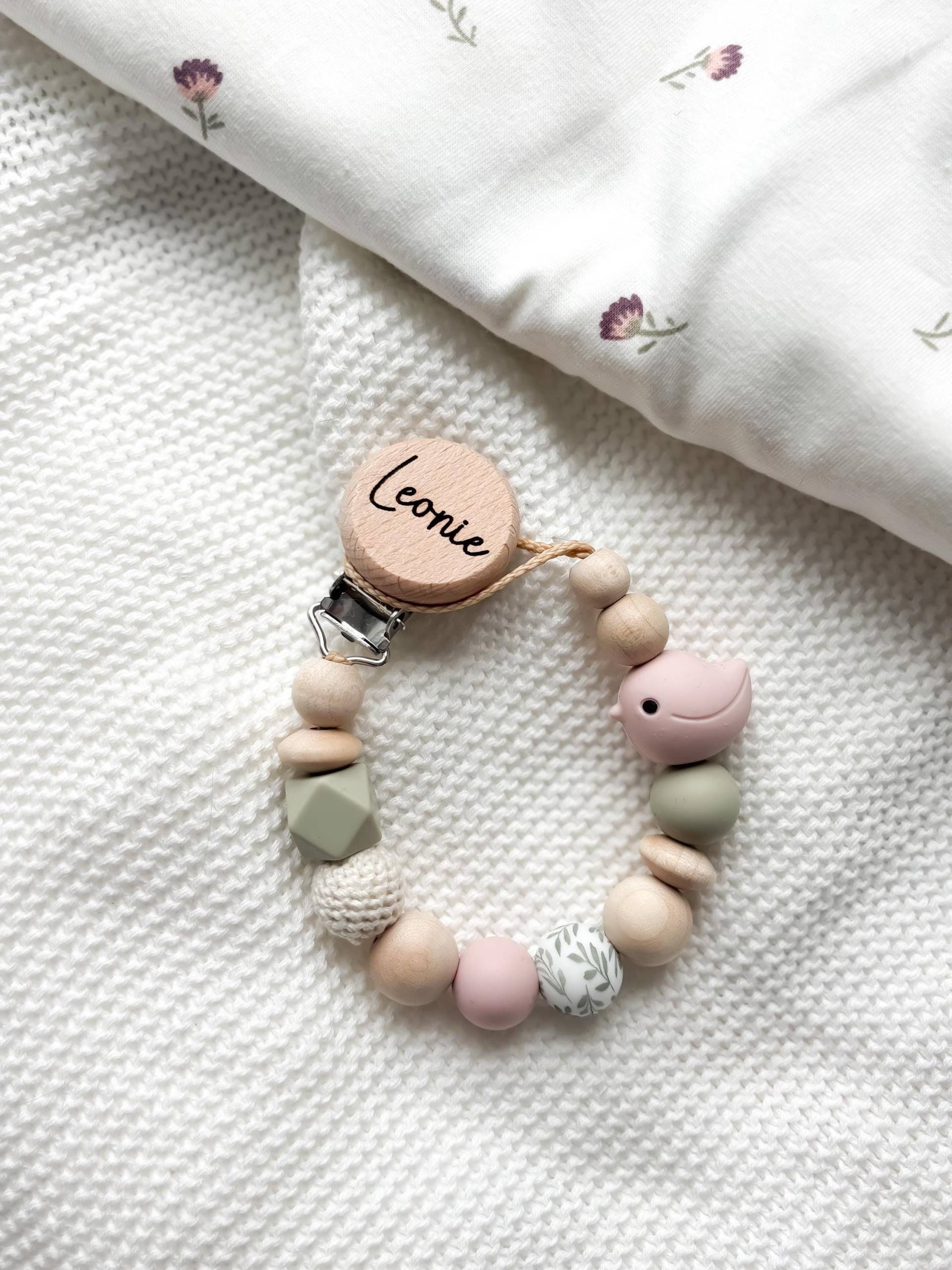 Schnullerkette Personalisiert - Mit Vogel in Hell Rosa Grüne Details Als Geschenk Zur Ostern, Geburt Oder Taufe von Etsy - LeukkStudio