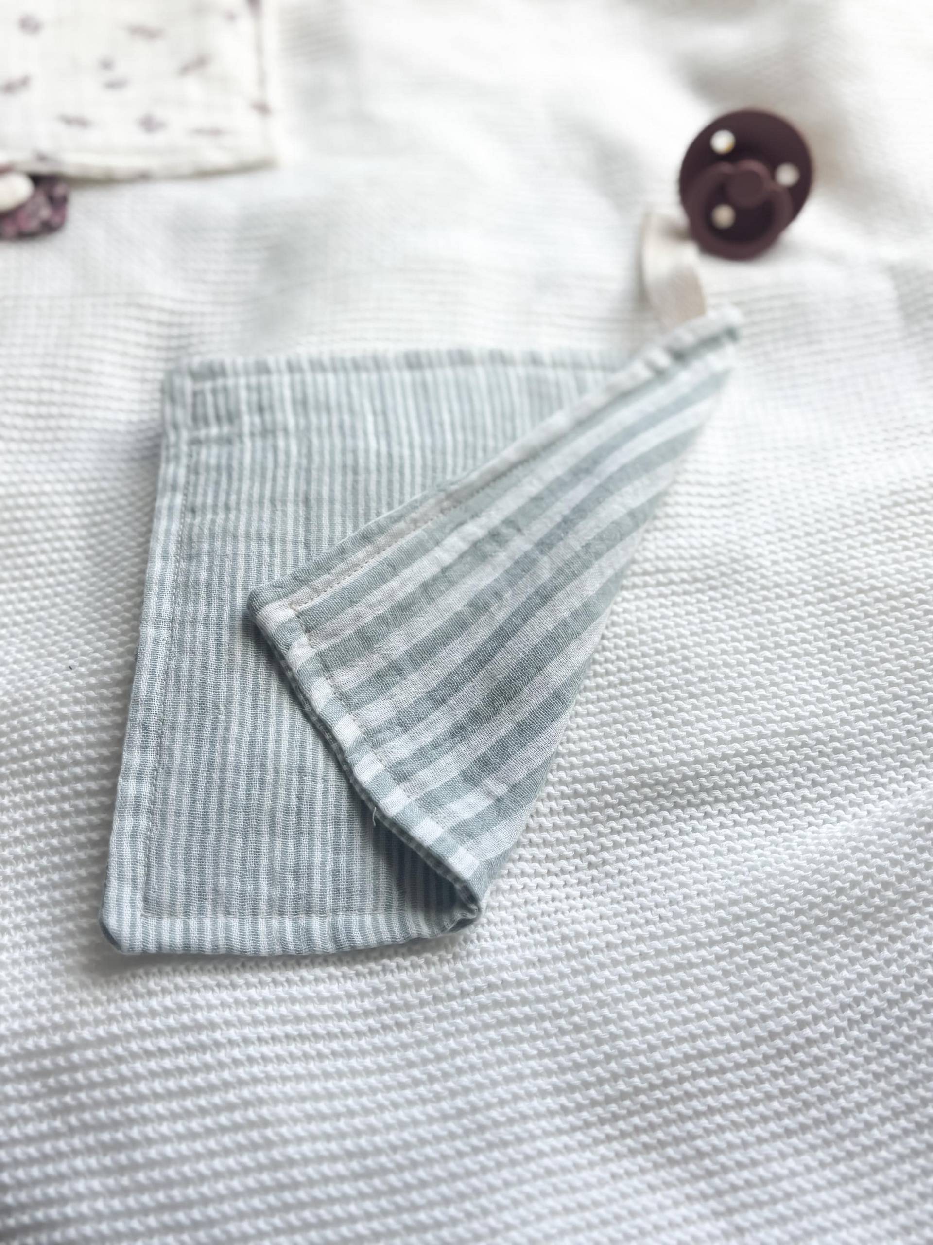 Schnullertuch Aus Musselinstoff - Geschenk Zur Geburt/Taufe Für Jungs Schnuffeltuch Streifen Blau von Etsy - LeukkStudio