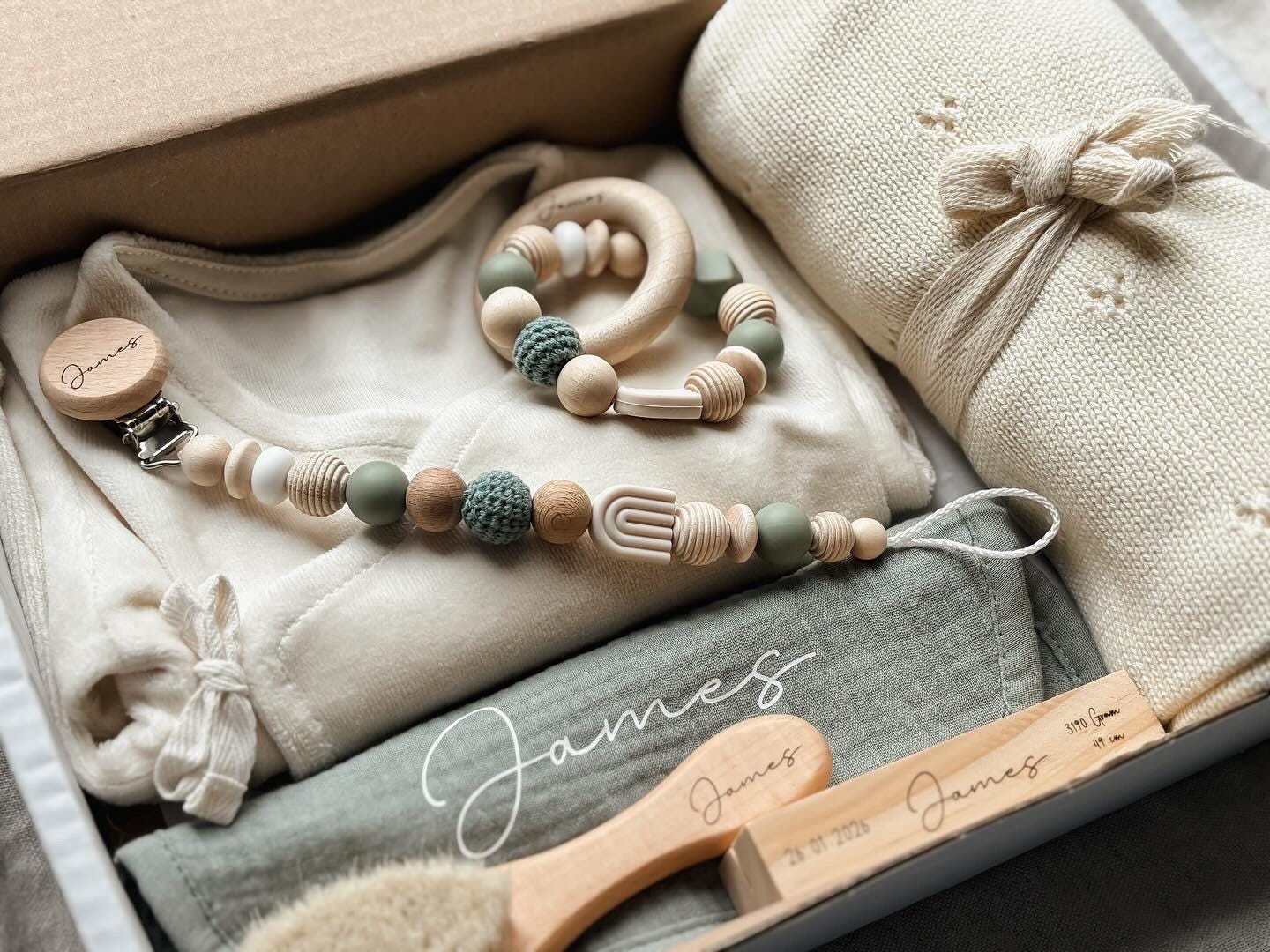 Willkommen Baby Geschenkbox - Personalisiertes Set Zur Geburt Mit Name Unisex Babybox in Grün & Creme von Etsy - LeukkStudio