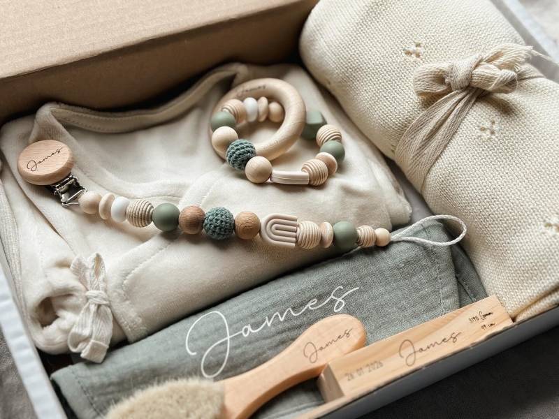 Willkommen Baby Geschenkbox - Personalisiertes Set Zur Geburt Mit Name Unisex Babybox in Grün & Creme von Etsy - LeukkStudio