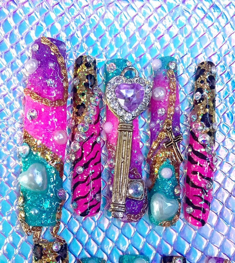 Super Glitzernde, Leuchtende Animal Print Nägel Super Glitzernde, Leuchtende Animal Print Nägel von Etsy - LhouraiisShop