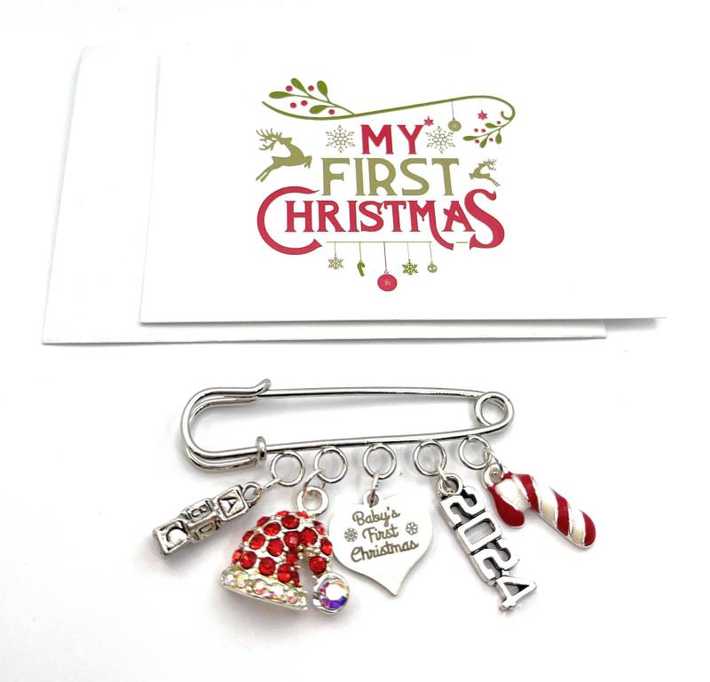 Babys Erstes Weihnachten 2024 Windel Sicherheitsnadel Andenken - Weihnachtsmütze Mit Strasssteinen, Buchstabenblöcken Und Zuckerstange von Etsy - LibbysMarketPlace