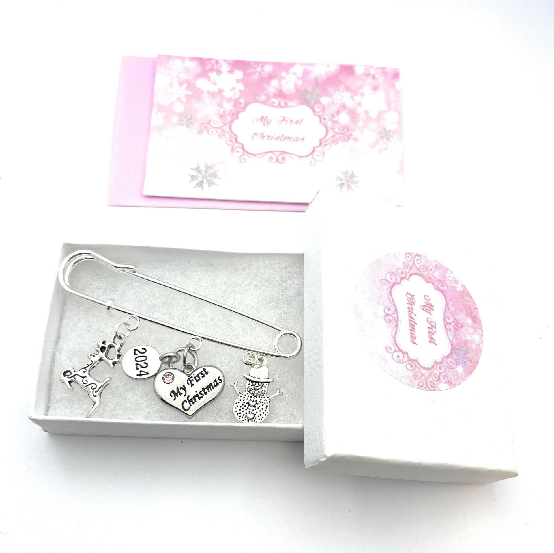My First Christmas 2024 Baby Girl Windelnadel Brosche Andenken Charms Mit Geschenkkarte - Rentier Und Schneemann Charm My First Christmas 2024 Baby Girl Windelnadel Brosche Andenken Charms Mit Geschenkkarte - Rentier Und Schneemann Charm von Etsy - LibbysMarketPlace