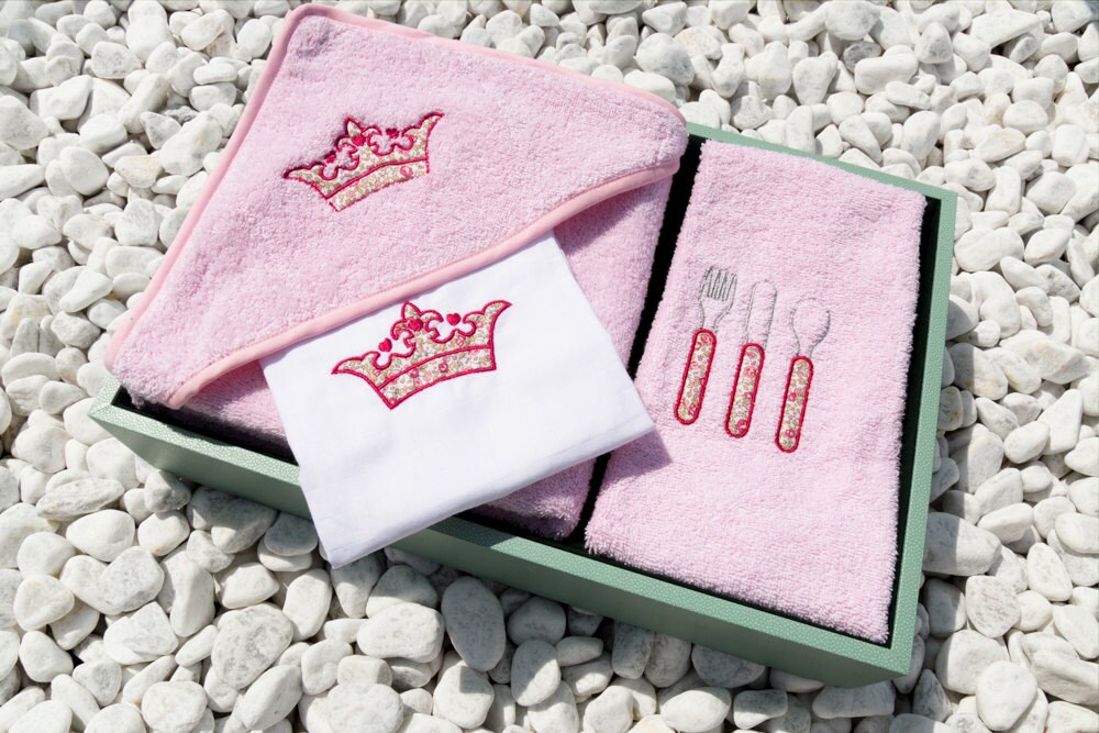 Geburtsbox Personalisierbares Lätzchen, Badecape Und Kuscheltier-Set von Etsy - Libertille