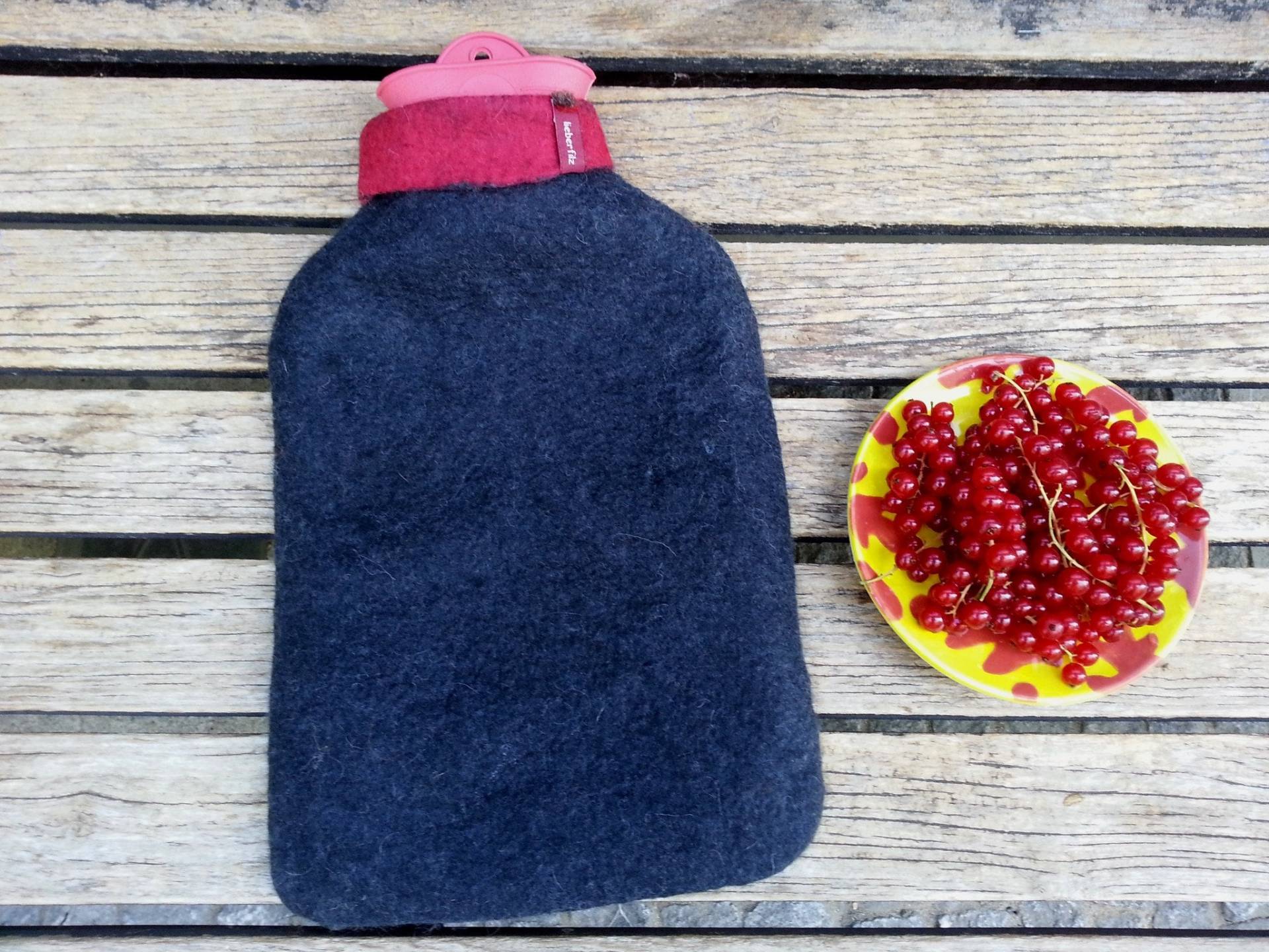 Wärmflasche Mit Farbigen Rollkragen, Dunkelgrau von Etsy - Lieberfilz