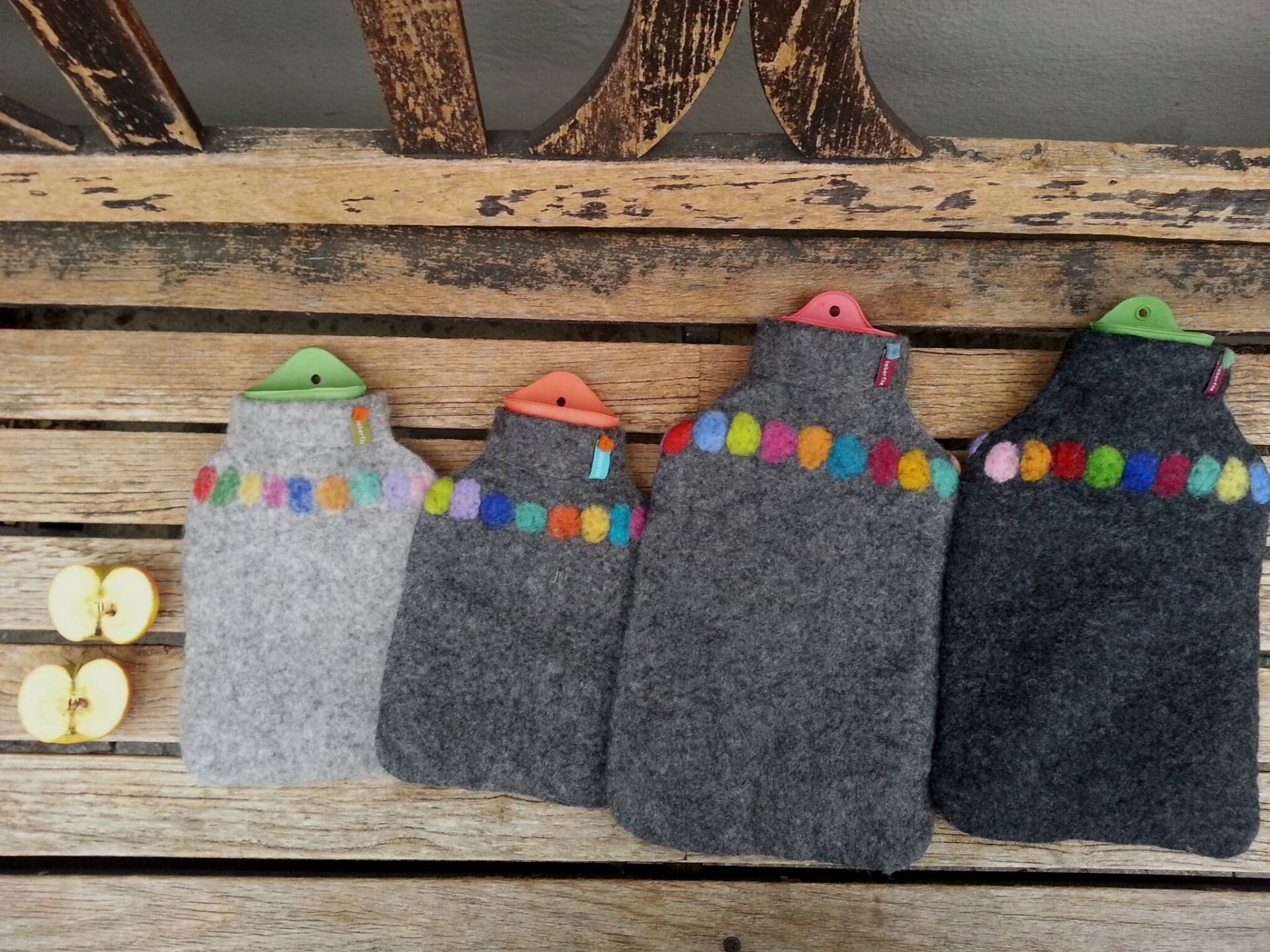 Wärmflasche Mit Gefilzter Hülle, Bunte Punkte Auf Grau von Etsy - Lieberfilz