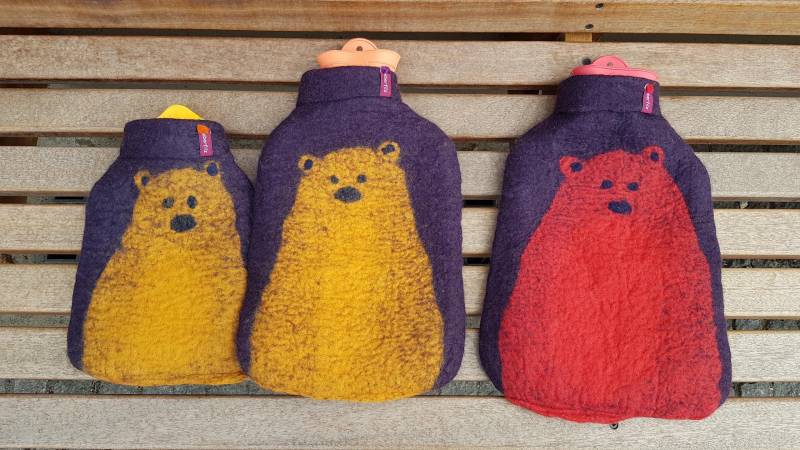 Wärmflasche Mit Gefilzter Hülle, Farbiger Bär Auf Aubergine von Etsy - Lieberfilz