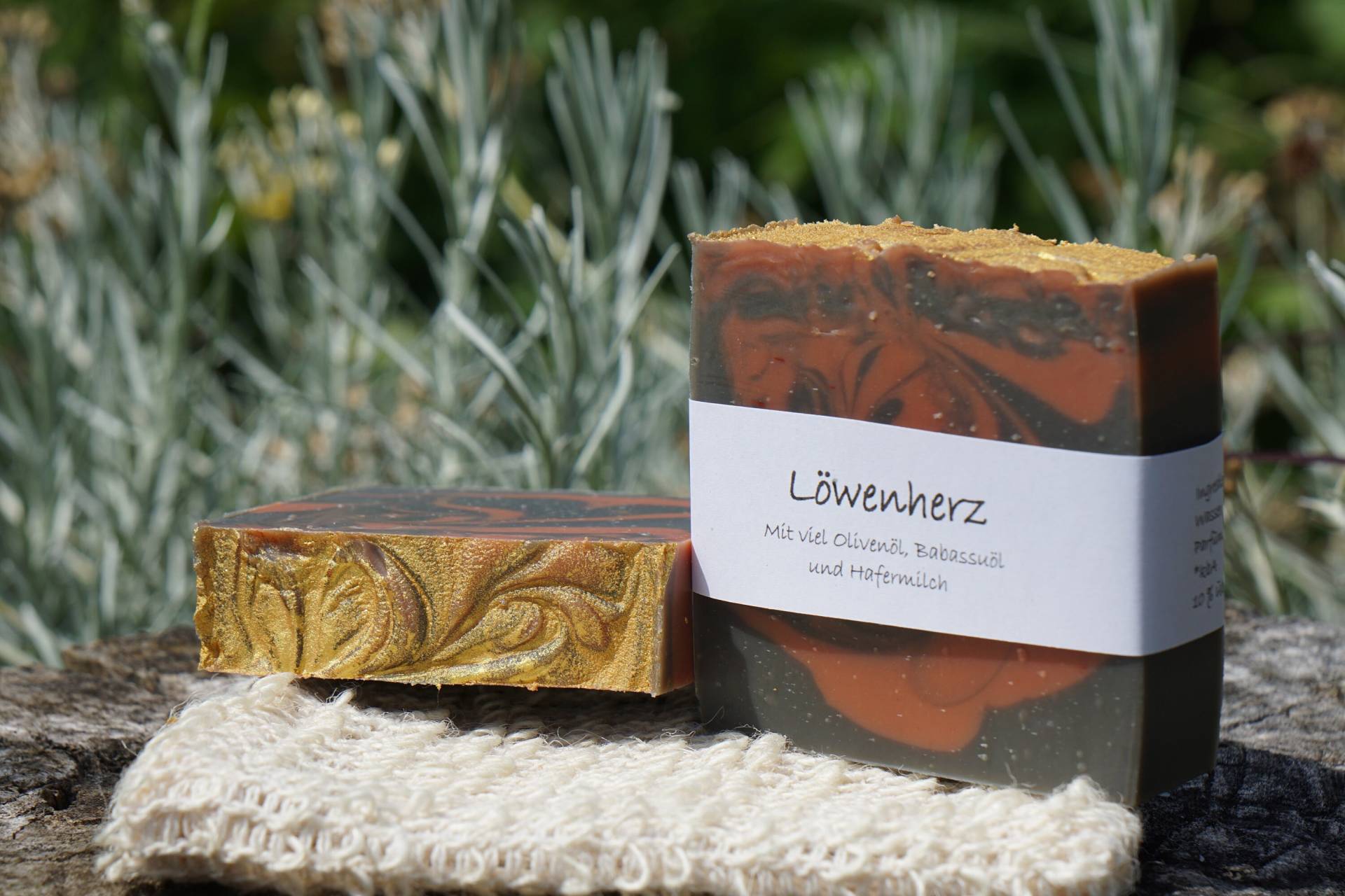 Handgefertigte Pflanzenölseife "Löwenherz", Cremig, Mit Hafermilch, Würziger Duft Handgefertigte Pflanzenölseife "Löwenherz", Cremig, Mit Hafermilch, Würziger Duft von Etsy - LieblingsSeifen