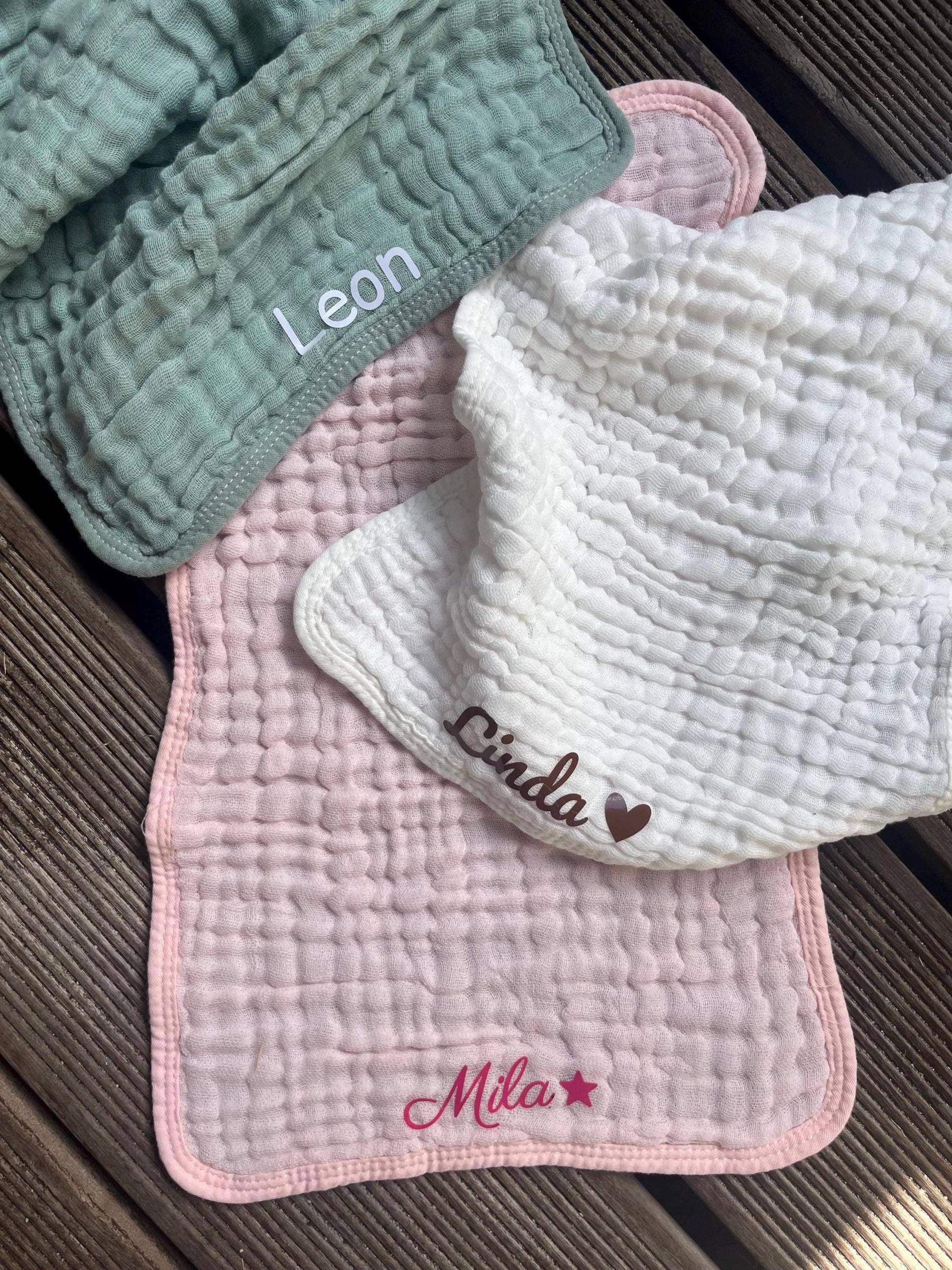 Personalisierte Spucktücher Aus Musselin Mit Namen Bedruckt - Baby Geschenk Zur Geburt, Taufe Oder Babyparty Individuell Spucktuch von Etsy - Lilienzauber