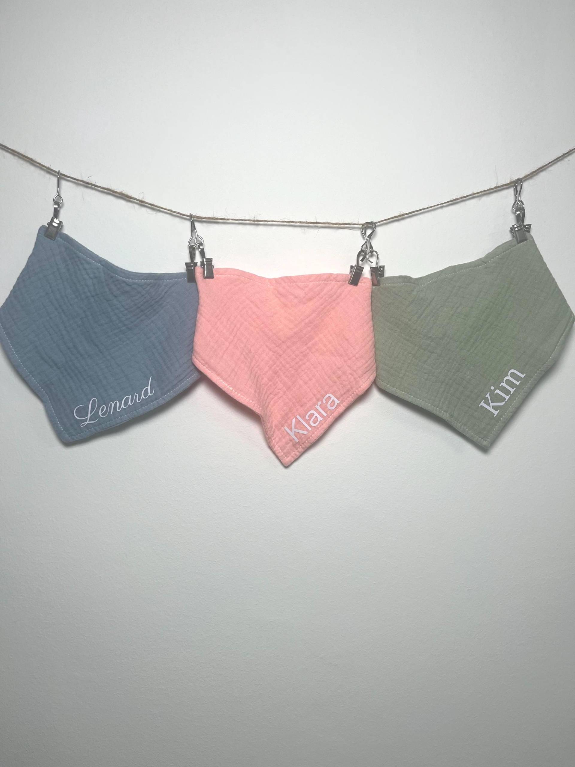 Personalisiertes Baby Halstuch Musselin Mit Namen | Dreieckstuch Beplottet Geschenk Zur Geburt Musselintuch Name von Etsy - Lilienzauber