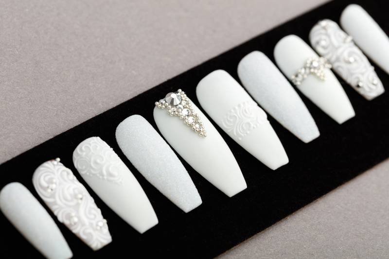 Braut Nägel - Weisse Press-On Mit Strass Handgefertigtes Gel-Set Nach Mass Wiederverwendbare Hochzeitsnägel von Etsy - LiliumNails