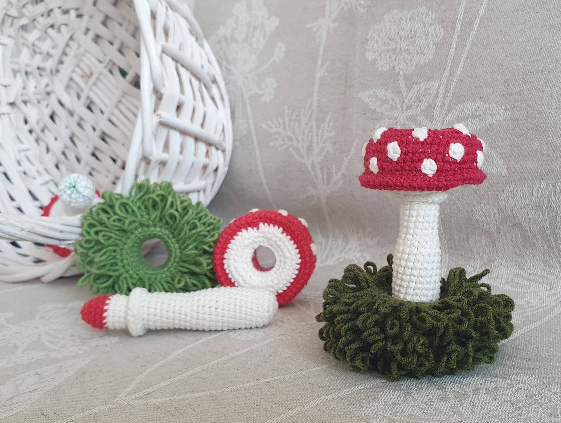 Gehäkelte Pilz-Rassel & Beißring, Häkelpilz Spielzeug, Neugeborenes Pilz Oster Geschenk, Kinderzimmer Deko, Amigurumi Fliegenpilz Deko von Etsy - LilysToyBoxCo