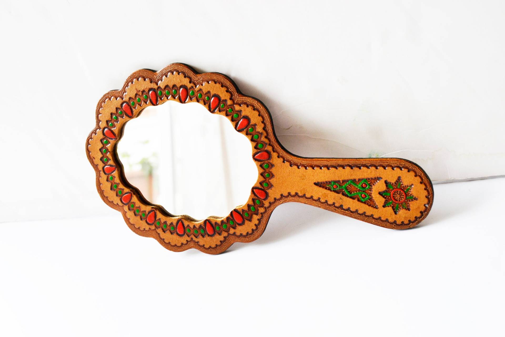 Espejo De Mano, Cuero, Cuero Grabado, Mano Vintage, , Antiguo Mano, Maquillaje Espejo De Mano, Cuero, Cuero Grabado, Mano Vintage, , Antiguo Mano, Maquillaje von Etsy - Limbhad