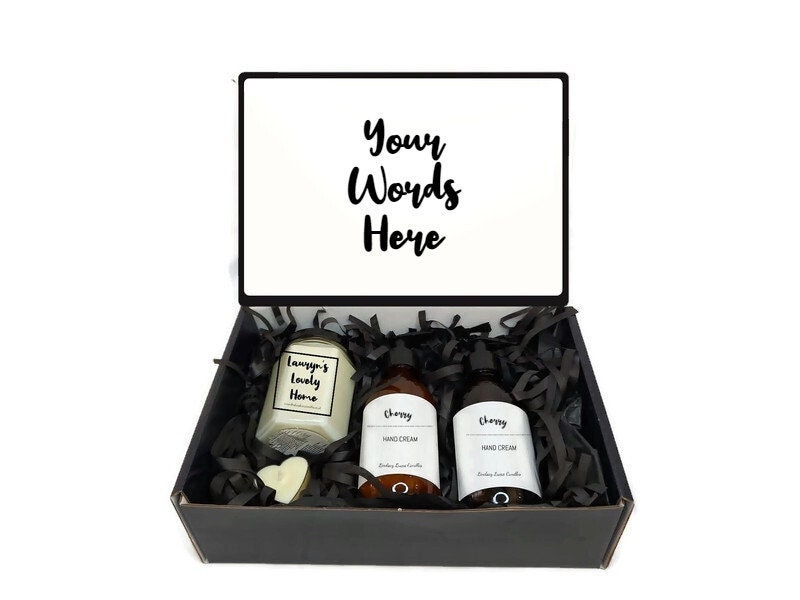 Personalisierte Geschenkbox Geschenkkorb - Wählen Sie Ihren Eigenen Text Kerzen Personalisierte Geschenkbox Geschenkkorb - Wählen Sie Ihren Eigenen Text Kerzen von Etsy - LindsayLucasCandles