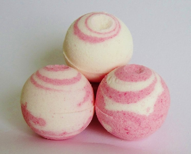 44, 00 Eur/ Kg Badebombe " Strawberry" 44, 00 Eur/ Kg Badebombe " Strawberry" von Etsy - Linneaseifen