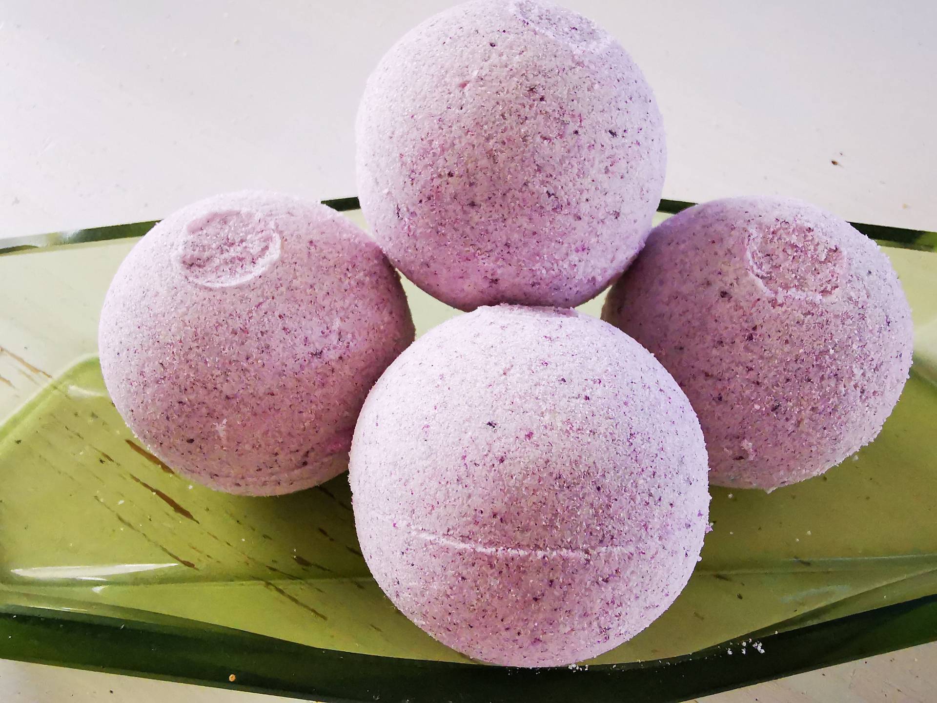 44, 00 Eur/Kg Badebombe " Lavendel" 44, 00 Eur/Kg Badebombe " Lavendel" von Etsy - Linneaseifen