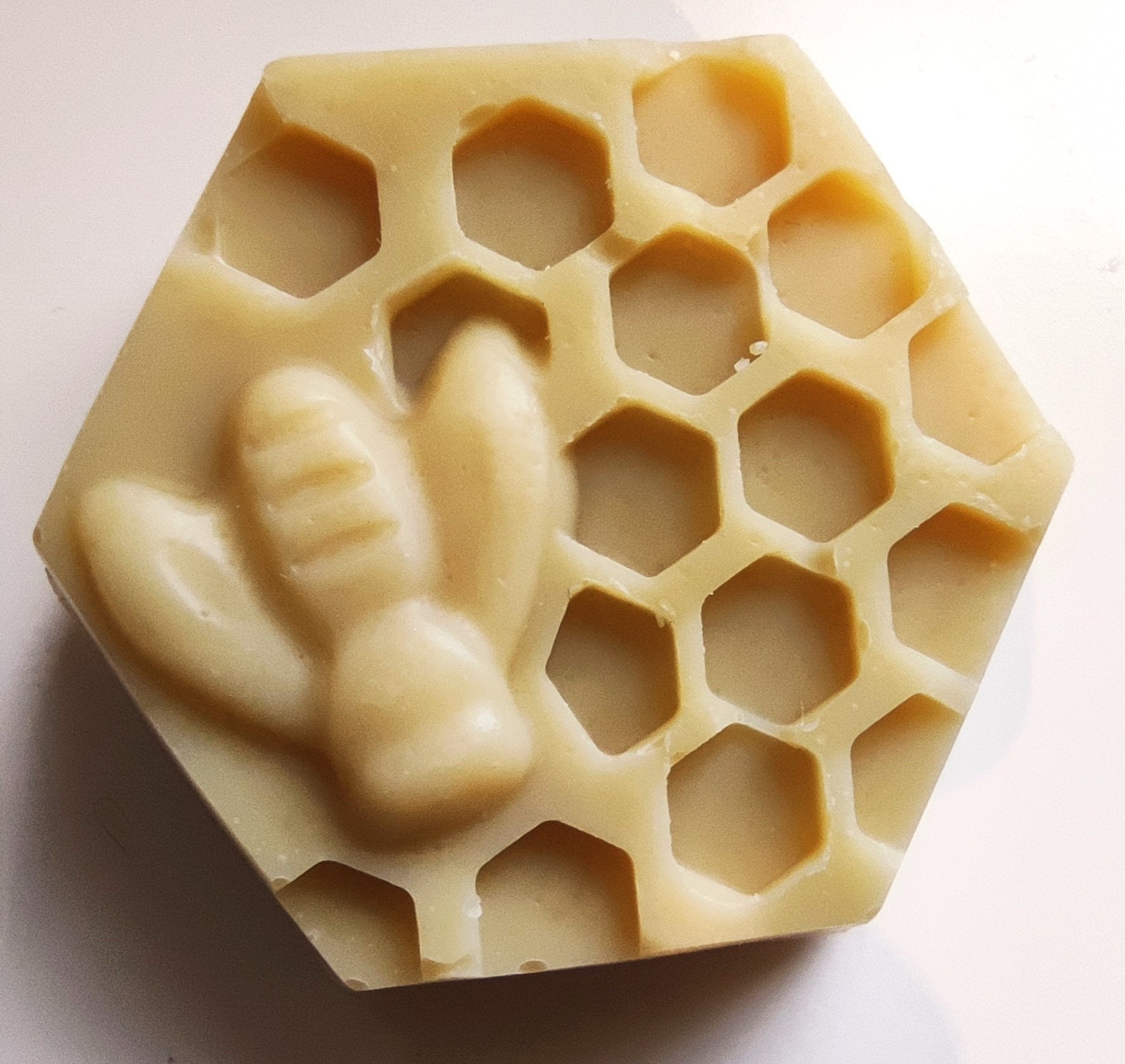 67, 00 Eur/Kg Seife Bienchen Mit Honig 67, 00 Eur/Kg Seife Bienchen Mit Honig von Etsy - Linneaseifen