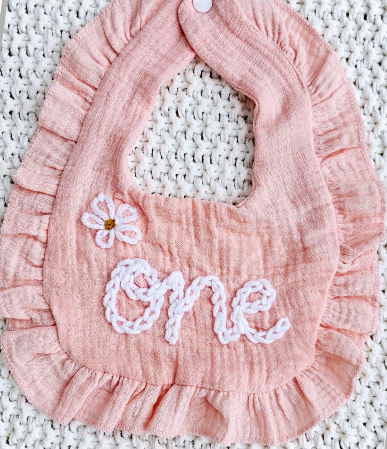 Benutzerdefinierte Hand Bestickt Lätzchen | Baby Geschenk Erster Geburtstag Personalisiertes Namensgeschenk Handbesticktes Personalisierter Name von Etsy - LittleBigsStitchn