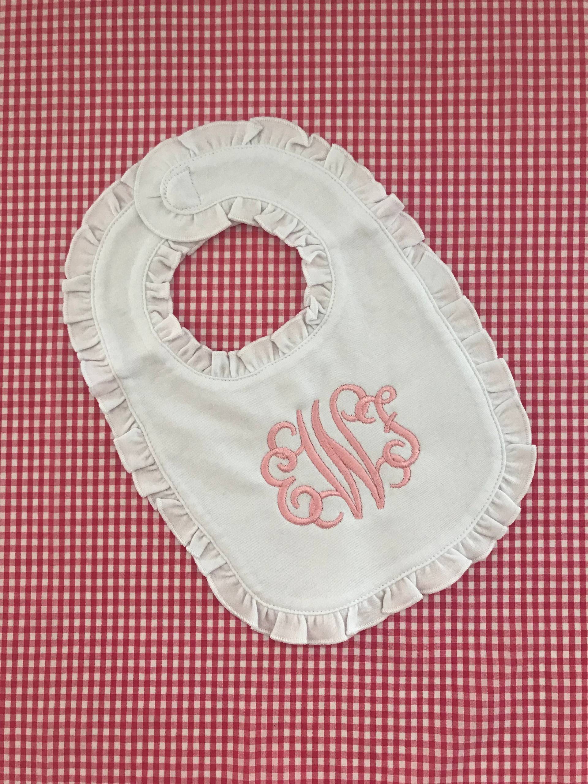 Monogramm Lätzchen, Gekräuselten Mädchen Personalisierte Lätzchen Für Babys, Säugling Geschenk, Baby-Dusche-Dekor, Neugeborenen, Rüschen, Adrette von Etsy - LittleBirdMonograms