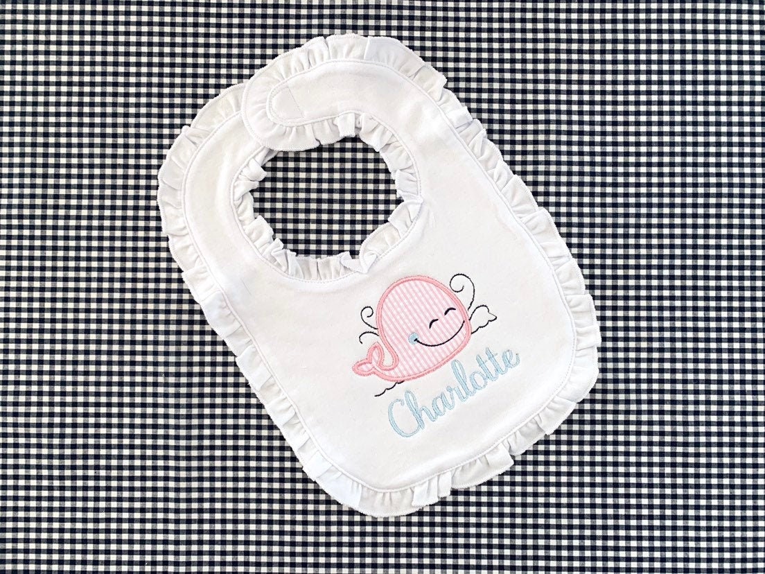 Personalisierte Baby-Lätzchen Mit Weißen Rüschen, Rosa Seersucker-Monogramm-Wal-Lätzchen, Applikation Wal, Mädchenhaft, Duschgeschenk von Etsy - LittleBirdMonograms