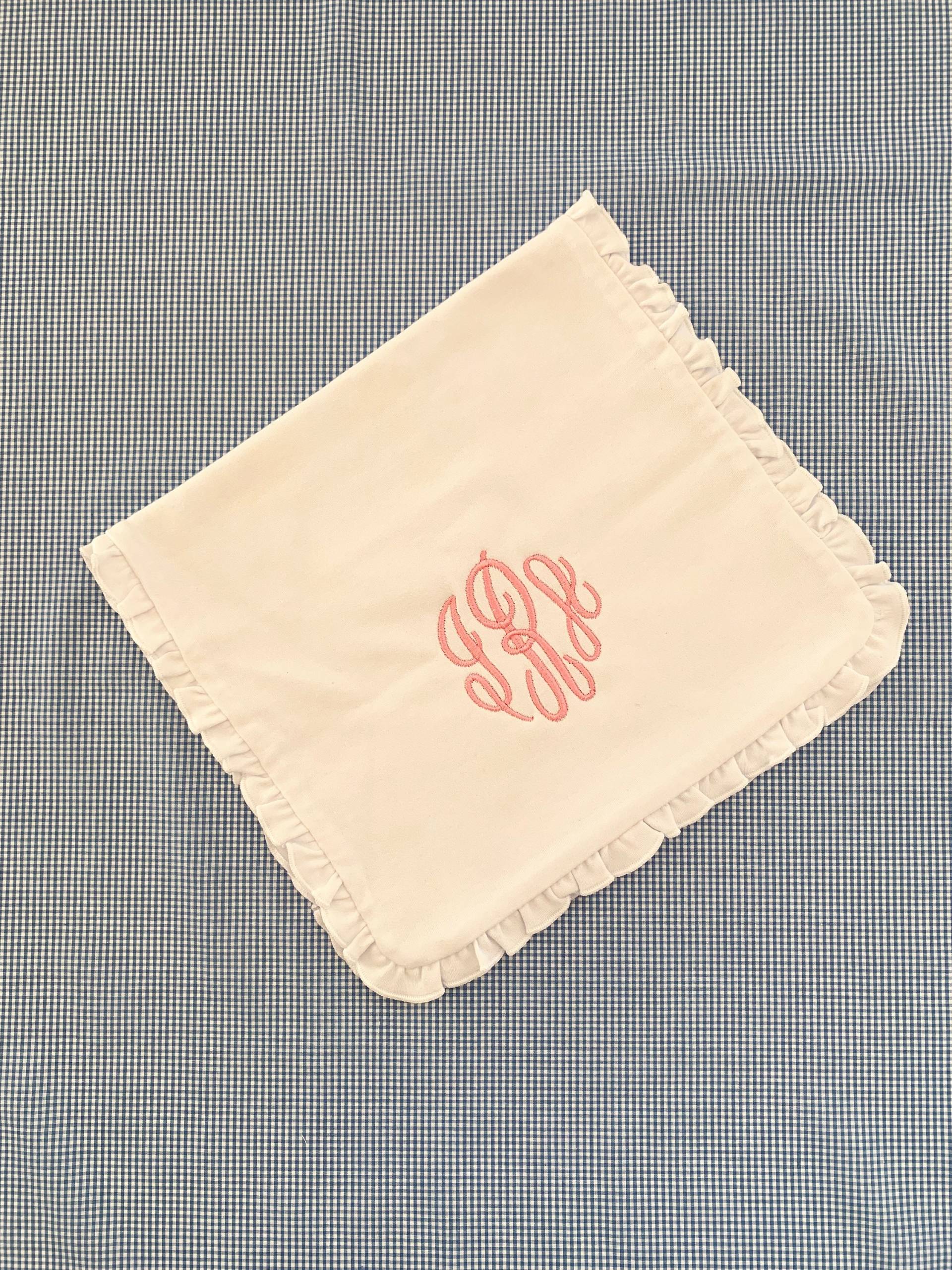Weißes Rüschen Spucktuch Mit Monogramm - Personalisiertes Für Babys von Etsy - LittleBirdMonograms