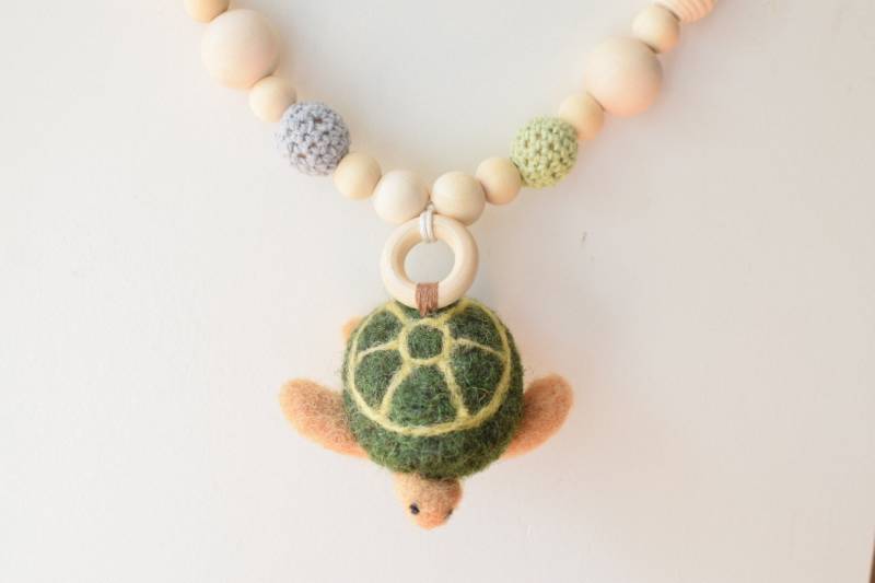 Kinderwagenkette Meeresschildkröte, Filz Schildkröte Kinderwagen Anhänger, Holzperlenkette Für Baby, Geburtsgeschenk Kinderwagenkette Meeresschildkröte, Filz Schildkröte Kinderwagen Anhänger, Holzperlenkette Für Baby, Geburtsgeschenk von Etsy - LittleCloudStudio1