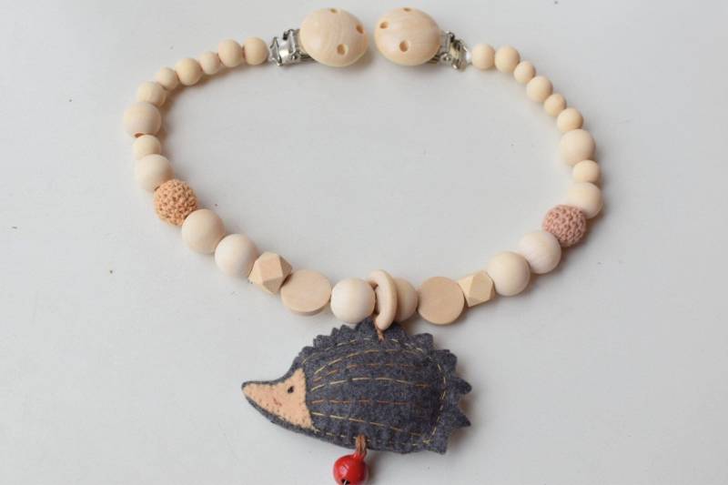 Kinderwagenkette Mit Filz Igel, Holzkette Anhänger, Baby Geschenk, Geburtsgeschenk von Etsy - LittleCloudStudio1