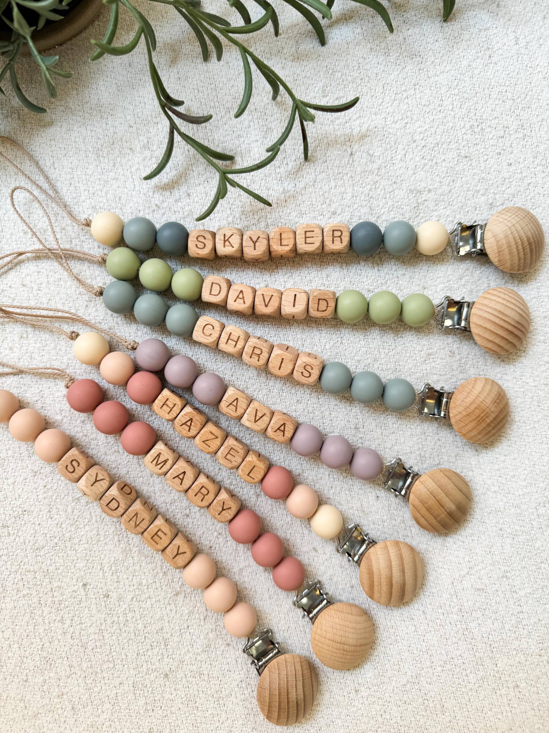 Personalisierte Schnullerclip Und Rassel-Set|Individuelles Baby-Dusche-Geschenk|Pastell Babygirl Binky Halter|Baby Schnullerkette Aus von Etsy - LittleCocoGifts