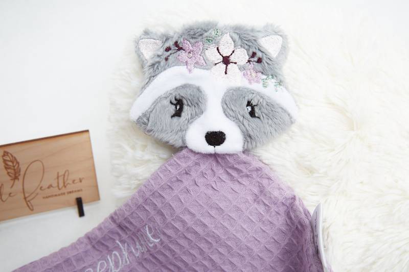 Schmusetuch Mit Namen Waschbär Mädchen Flieder Personalisiert Kuscheltuch Babytuch Geburt Geschenk Spucktuch von Etsy - LittleFeatherLove
