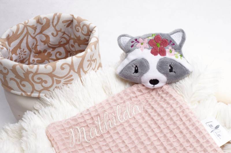 Schmusetuch Mit Namen Waschbär Mädchen Personalisiert Kuscheltuch Babytuch Geburt Schnuffelhase Geschenk Spucktuch von Etsy - LittleFeatherLove