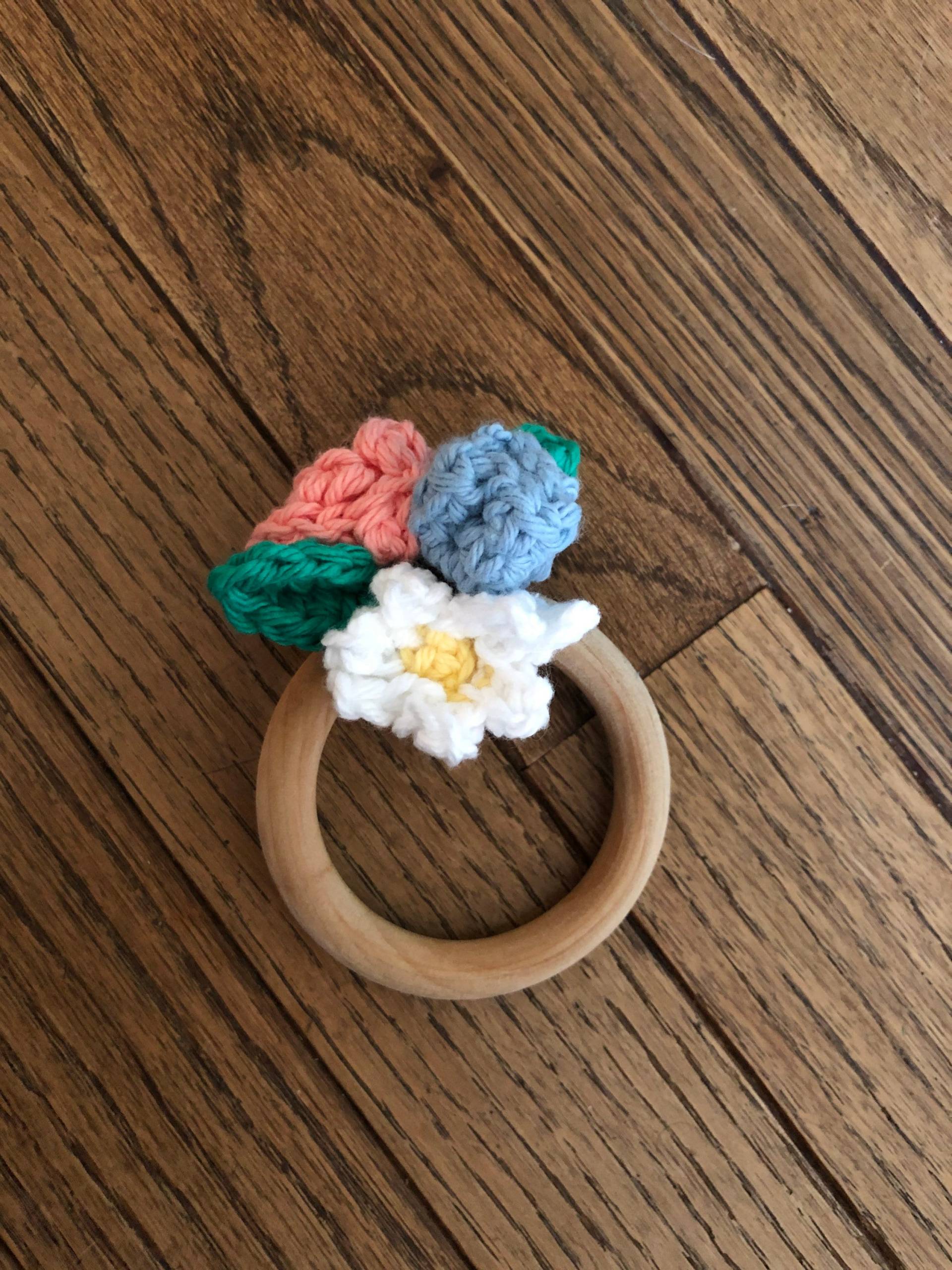 Beißring Aus Geblümten Holz Beißring Aus Geblümten Holz von Etsy - LittleLambCreationCo