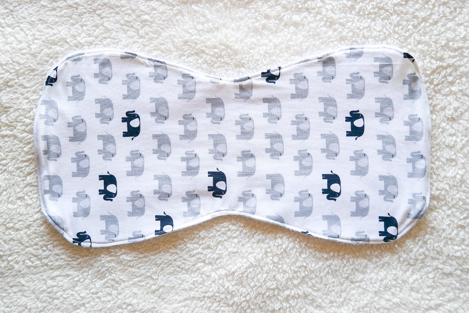 Baby Burping Tuch - Elefanten von Etsy - LittleLunaHandmade
