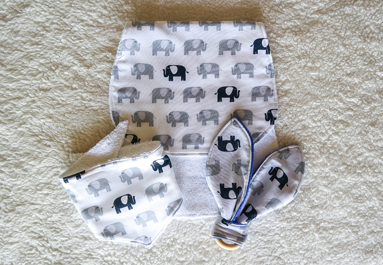 Baby-Geschenk-Set - Elefanten Zähnering, Bandana Lätzchen Und Burping Tuch von Etsy - LittleLunaHandmade