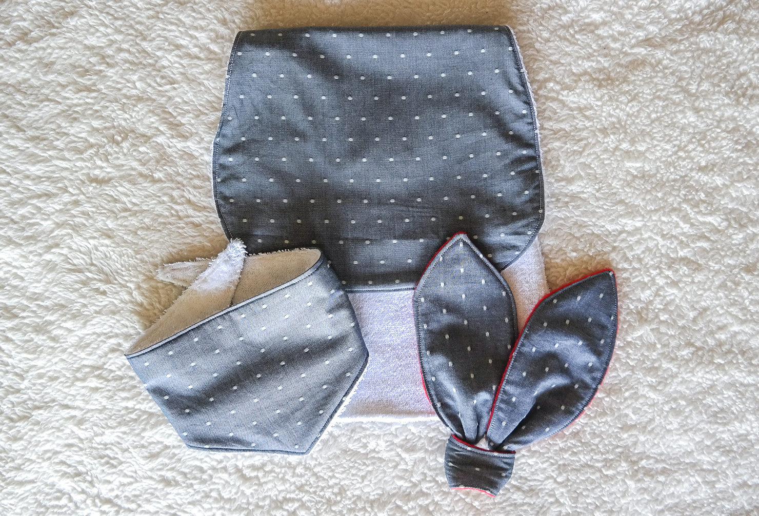 Baby-Geschenk-Set - Grau Zähnering, Bandana Lätzchen Und Burping Tuch von Etsy - LittleLunaHandmade
