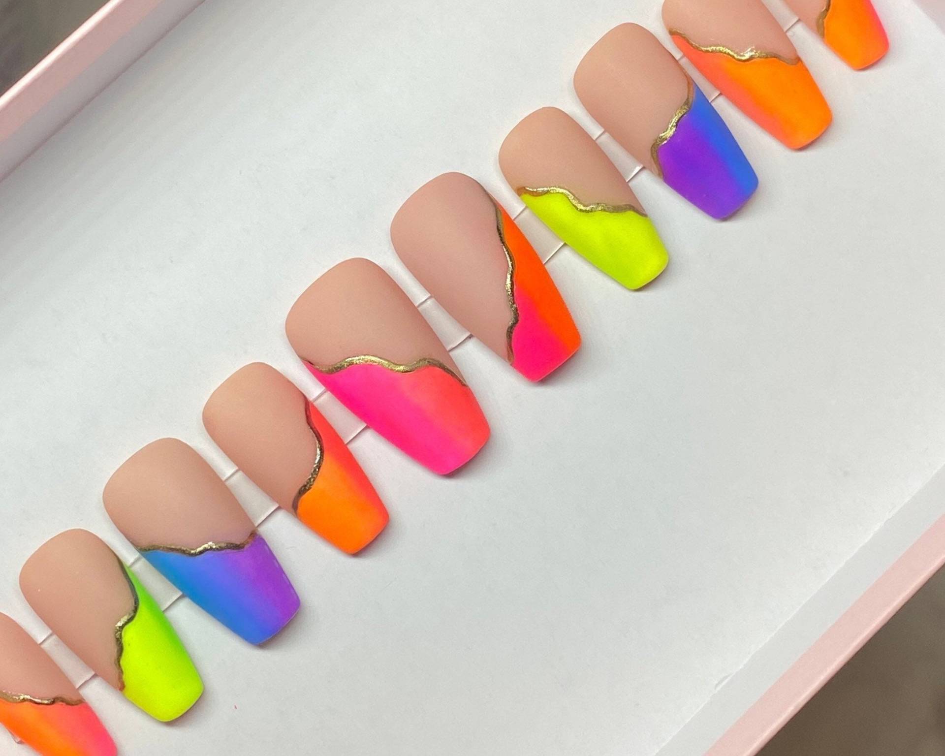 Neon Ombre Nägel Mit Goldflocken, Festival Sommer Drücken Sie Auf Die Neon Ombre Nägel Mit Goldflocken, Festival Sommer Drücken Sie Auf Die von Etsy - LittleNailsUS