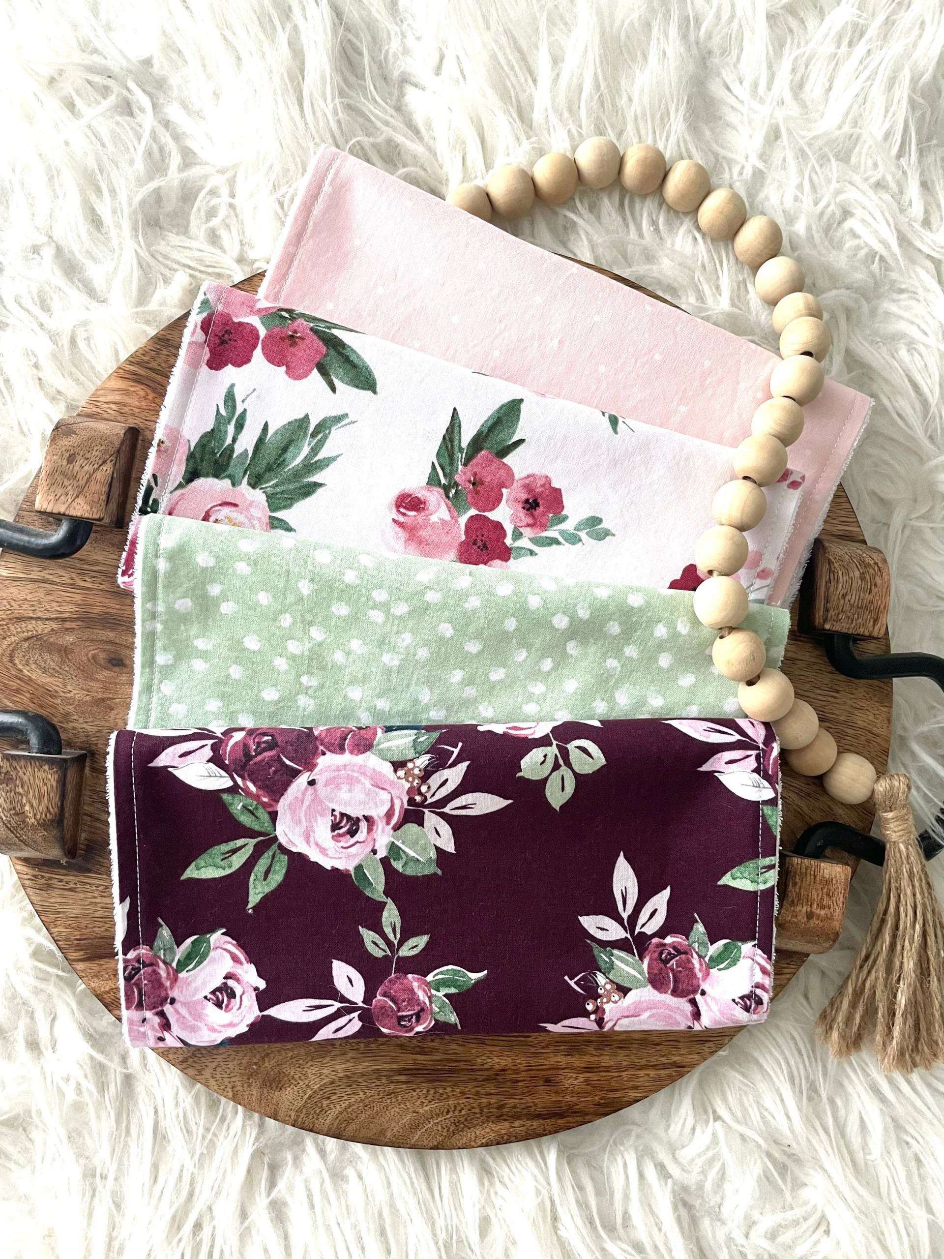 Verkauf Set Von 4 Burgund Blumen Spucktücher, Baby Geschenk, Mädchen, Neugeborenen, Party von Etsy - LittleSparrowDC