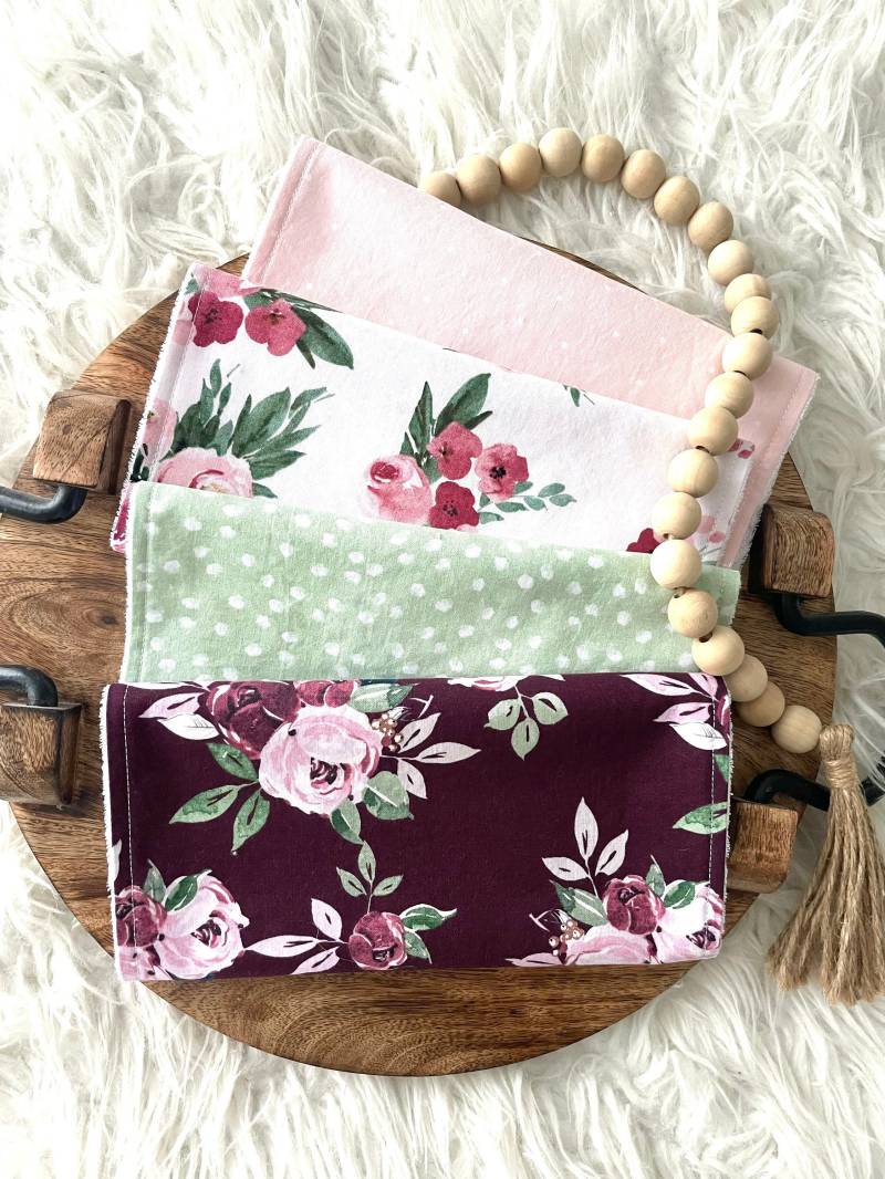 Verkauf Set Von 4 Burgund Blumen Spucktücher, Baby Geschenk, Mädchen, Neugeborenen, Party von Etsy - LittleSparrowDC