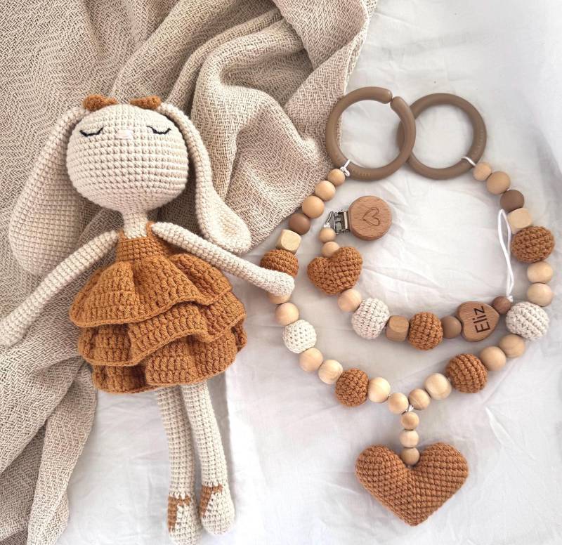 Handgemachte Kinderwagenkette & Gehäkelte Puppe, Personalisierte Babygeschenke Schnullerkette, Greifring, Montessori Inspiriert von Etsy - LittleWonder1326