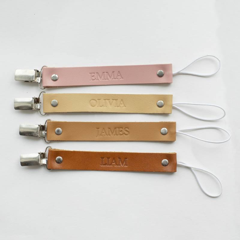 Personalisierung Schnuller Leder Name Clip, Binky Clip Halter, Kette, Baby, Junge, Mädchen, Leinen Personalisierung Schnuller Leder Name Clip, Binky Clip Halter, Kette, Baby, Junge, Mädchen, Leinen von Etsy - LittleandBee