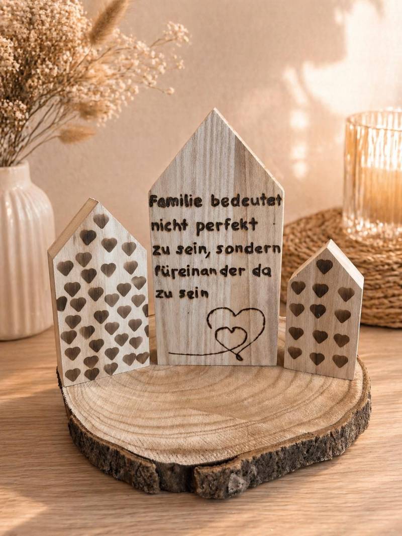 Holzhaus Mit Spruch | Holzhäuschen Brandmalerei Familie Holzhaus Mit Spruch | Holzhäuschen Brandmalerei Familie von Etsy - LittlecreaturehomeDE