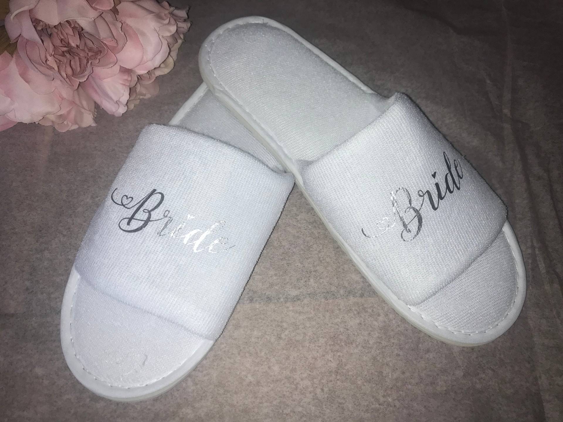 Personalisierte New Heartfelt Stil Spa-Hausschuhe Brautjungfer Trauzeugin, Matrone Der Ehre Mutter Braut/Bräutigam Jede Rolle von Etsy - Littlelamourdesigns