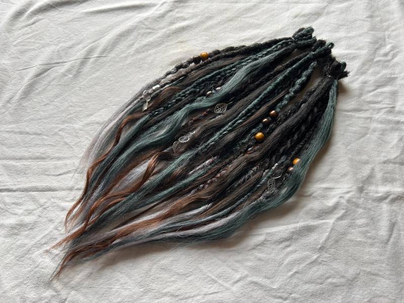 Ravenmoss Bark & Slate Mixed Synthetic Dreads Handmade Hair Extensions From Kanekalon in Brown, Gray & Grey-Blue-Green von Etsy - LivanaDreadart